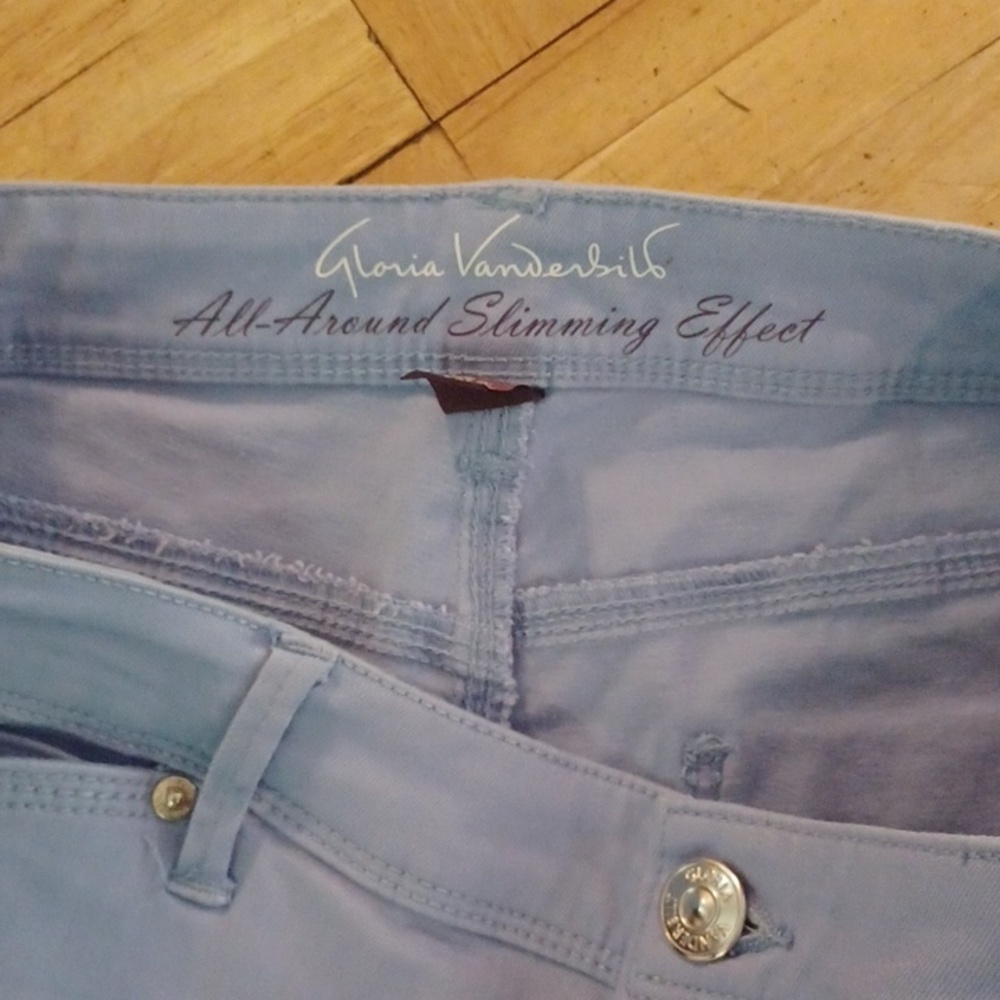 Gloria Vanderbilt skimmers all around slimming efect size 10 capris - Picture 2 of 3